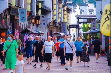 暑期旅游“人从众” 景区要做好应对大客流功课