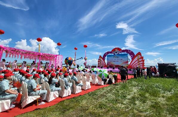 一场特殊的主题党日活动——“爱在阜丰”集体婚礼在呼伦贝尔大草原礼成