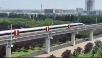 雅万高铁高速动车组和综合检测列车在青岛下线