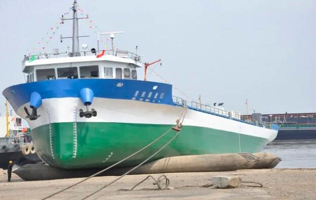 国内首艘3000吨级内河纯电集装箱船舶顺利吉水