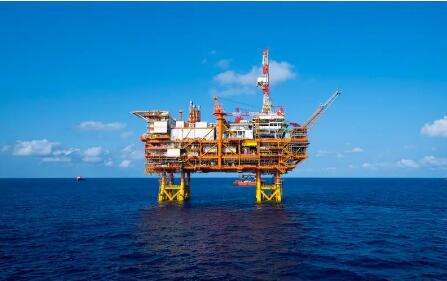 亚洲最大海上石油生产平台完成浮托安装