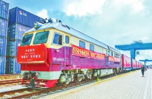 首列“闽都号”中老铁路国际货运班列抵达老挝