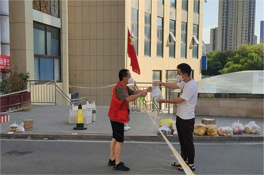 送药上门 | 山东济宁高新区柳行街道办事处工作人员化身暖心“跑腿”