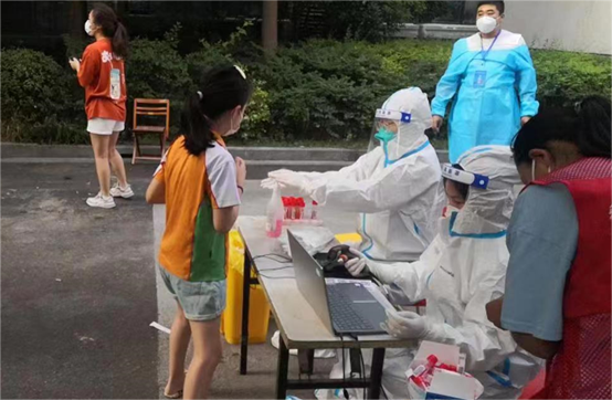 山东济宁任城区观音阁街道夫妻二人变身“大白” 助力社区疫情防控