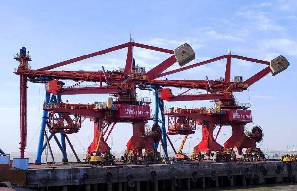 振华重工第二代螺旋卸船机完成首次作业