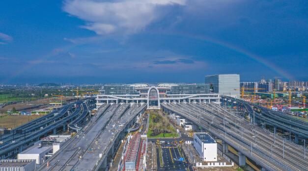 国内首个“站城融合”现代铁路客站开通运营