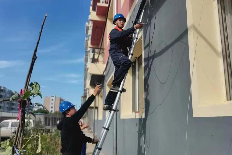 黑龙江省富裕县：整治“蜘蛛网” 线路保安全