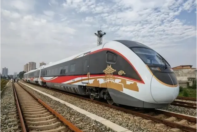 中车长客研制出国产新一代混合动力城际列车