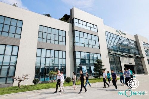 金牌厨柜总裁团到访诺米，一同鉴证高端全屋五金生态链