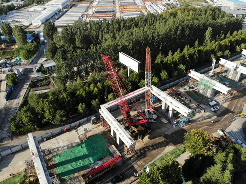 济曲快速路C1标段首片装配式箱梁吊装成功