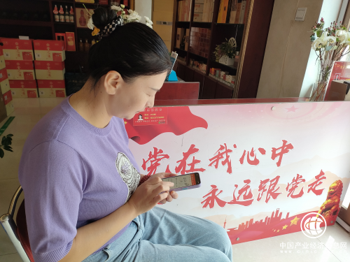 河南卢氏：山城小店“格外红”