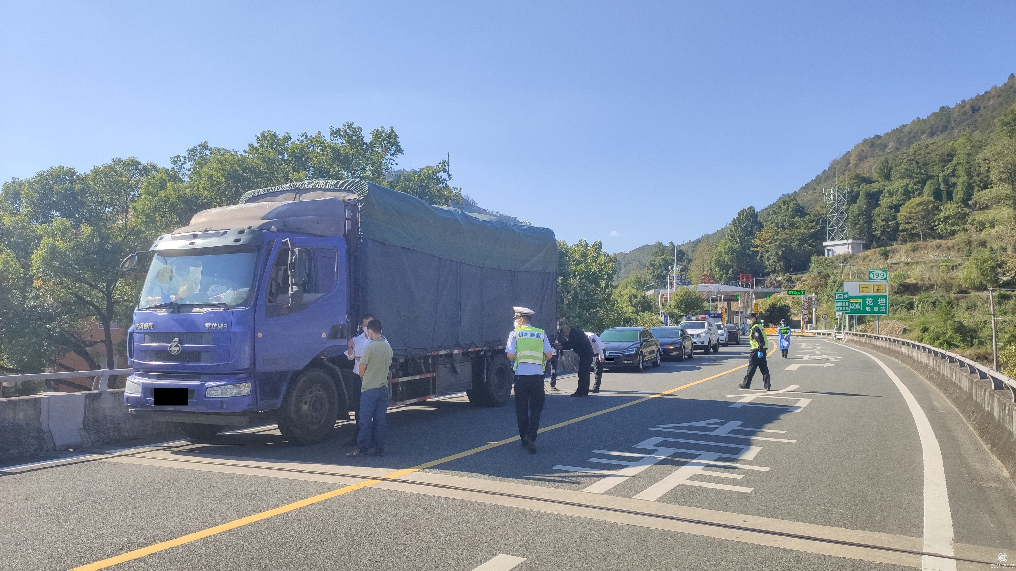 黄苗苗摄10月19日,永嘉县烟草专卖局在温州市烟草专卖局稽查支队的