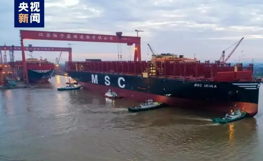 全球最大集装箱船在长江泰州段顺利出坞