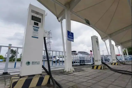 让电动汽车“下得了乡” 我国高速公路服务区建成充电桩16721个