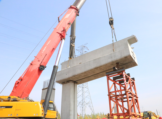 济曲快速路十一标段项目部首榀预制盖梁成功吊装