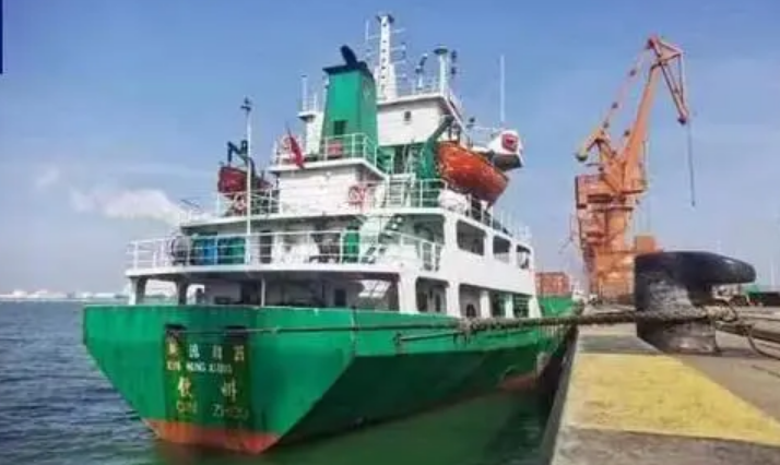 “两湾快航”上线！首航集装箱货轮成功抵达北部湾港