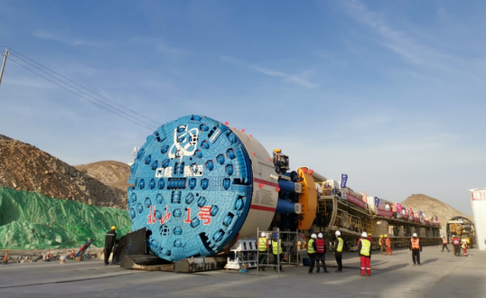 全球首台大坡度螺旋隧道硬岩掘进机“北山一号”步进启动