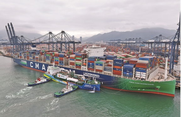 中国石油首次实现海上LNG“船对船”同步加注作业