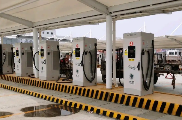 内蒙古巴彦淖尔：在黄河“几”字湾上扩建充电桩