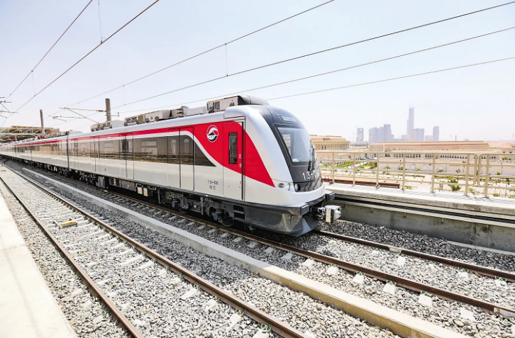 中企承建埃及“斋月十日城”市郊铁路正式运营