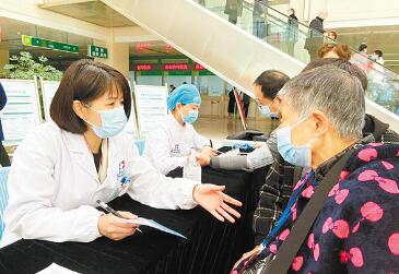 “新十条”发布后 如何保障脆弱人群看病就医