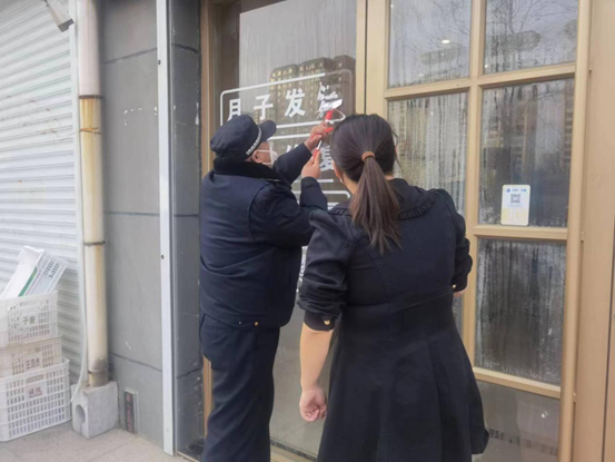 山东济宁高新区综合行政执法局　开展橱窗广告清理整治行动