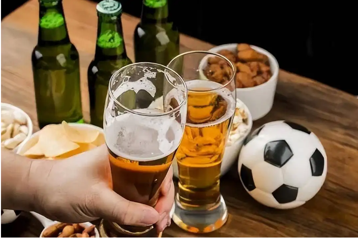 火锅、啤酒、零食成“看球最佳拍档”