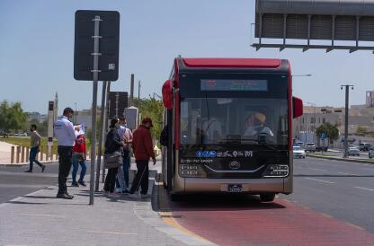 税惠“充电”　纯电动客车加速驶向全球