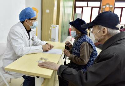 老年人出现症状何时需要就医？感染后要注意什么？