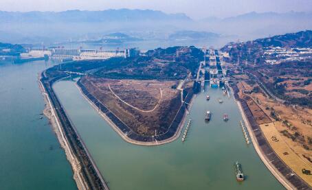 2022年三峡枢纽航运通过量近1.6亿吨 再创历史新高