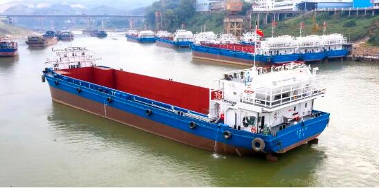 中船广西建造的“绿色珠江”工程26艘新建船舶签字交付