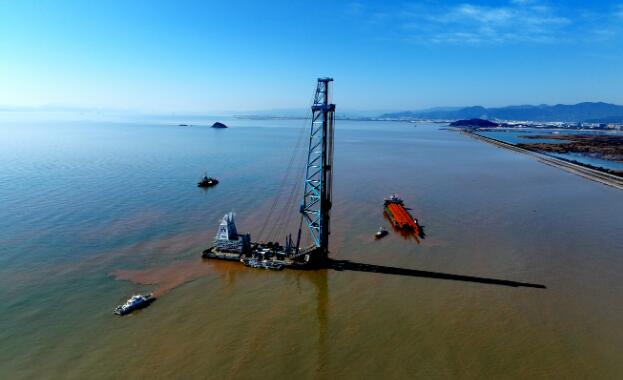 国内最大跨度跨海桥梁首根钢管桩试桩成功