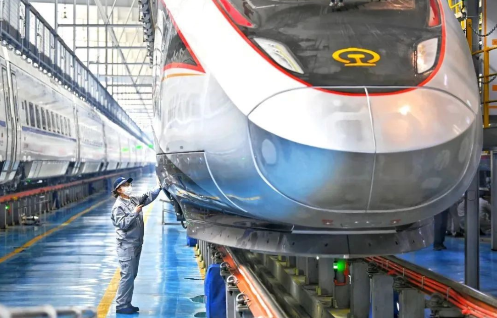 中国中车研制的高寒智能复兴号驶向我国最北端