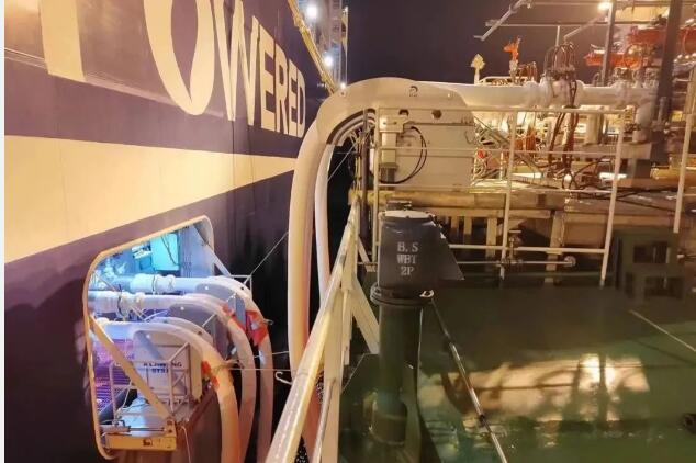 国产首套LNG船对船加注系统完成首船加注