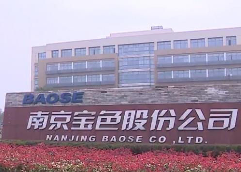 全球最大钛-钢复合板高压精馏塔成功吊装