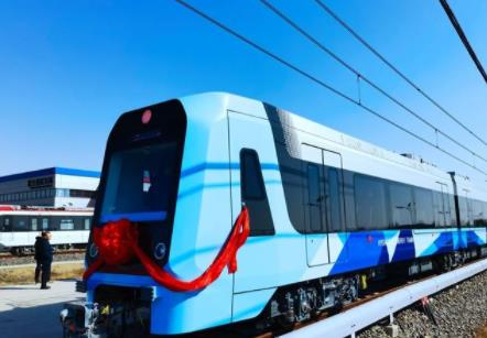 中国国内首列氢燃料混合动力铰接轻轨车下线