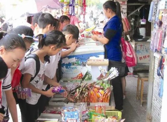 不能让学校周边小食品游离监管之外