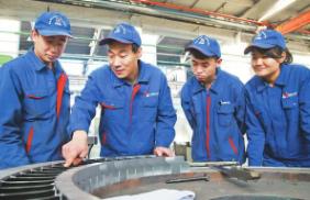 促就业打出“组合拳” 技能培训添新模式 蓝领工人大有可为