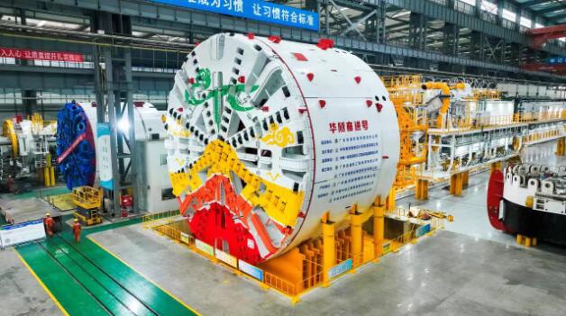 国内首台超大直径TBM/泥水单护盾双模盾构机“华隧奋进号”下线