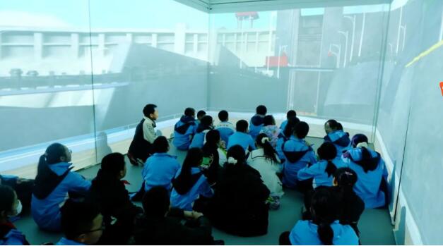 三峡集团举办“大手拉小手”携手共护母亲河活动