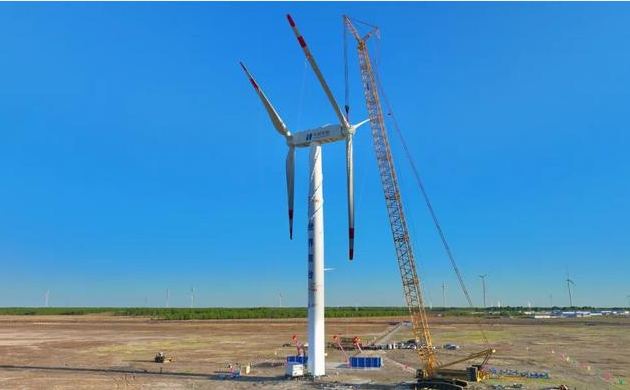 华能自主研制的世界首台串列式双风轮风机成功吊装