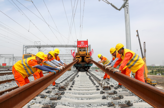 沪宁沿江高铁全线铺轨完成