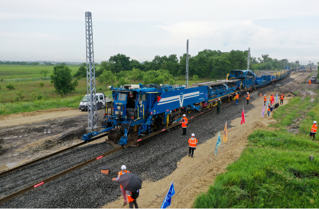 中国中铁承建的匈塞铁路匈牙利段开始铺轨