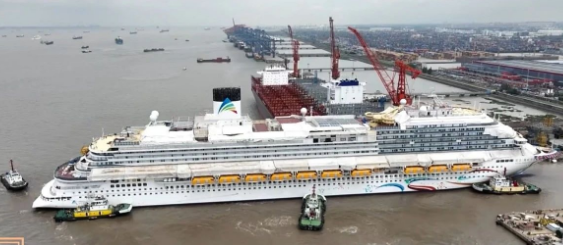 我国首艘国产大型邮轮“爱达·魔都号”顺利出坞