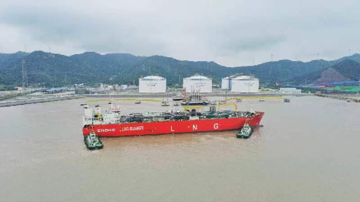 中国海油宁波“绿能港”实现全球最大LNG运输加注船靠泊装载