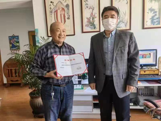 20230615141126538.jpg 为捐赠者颁奖.jpg