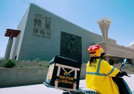 世界首条沙漠铁路环线通车1周年：铁路沿线萌发“新业态” 游客沙漠边上点外卖、住民宿、品非遗