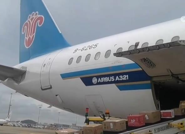 冷链车地头接货 新鲜荔枝全国多地48小时内送达