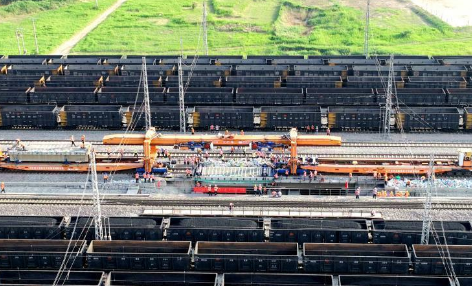 我国首台铁路桥梁换运架一体机“太行号”正式投用