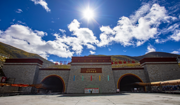 世界最长超高海拔公路隧道全线贯通